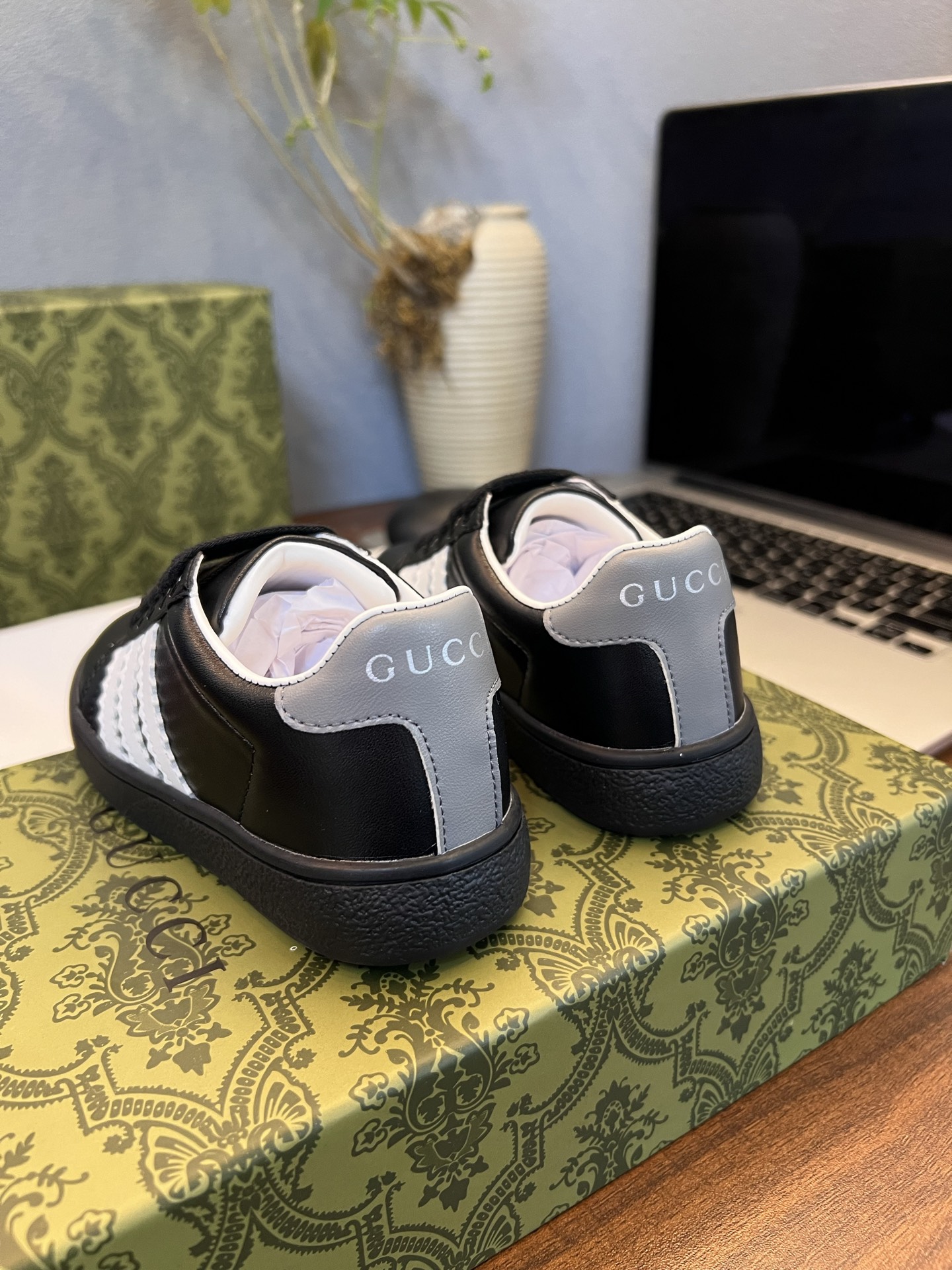 Children's shoes child